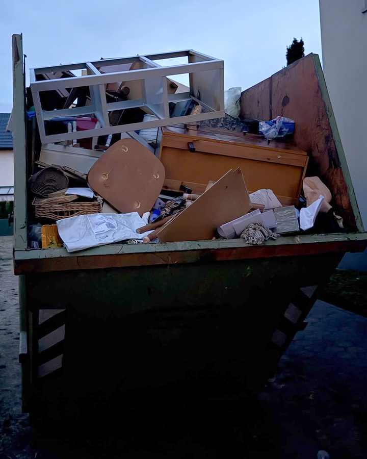 Container voll mit Möbeln und Hausrat nach einer Räumung