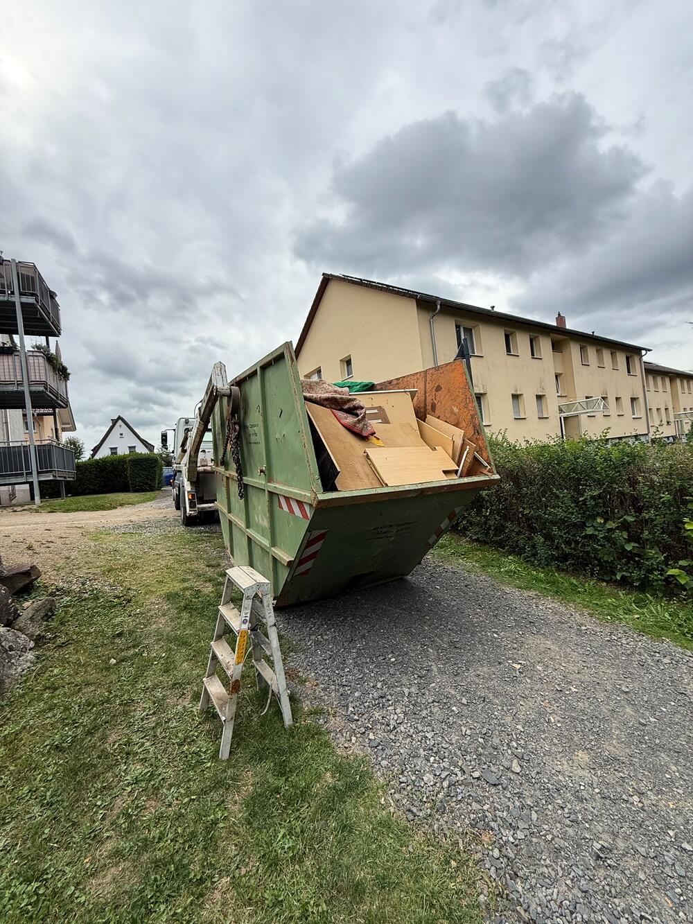 Beladener Container wird von einem Absetzkipper abgeholt