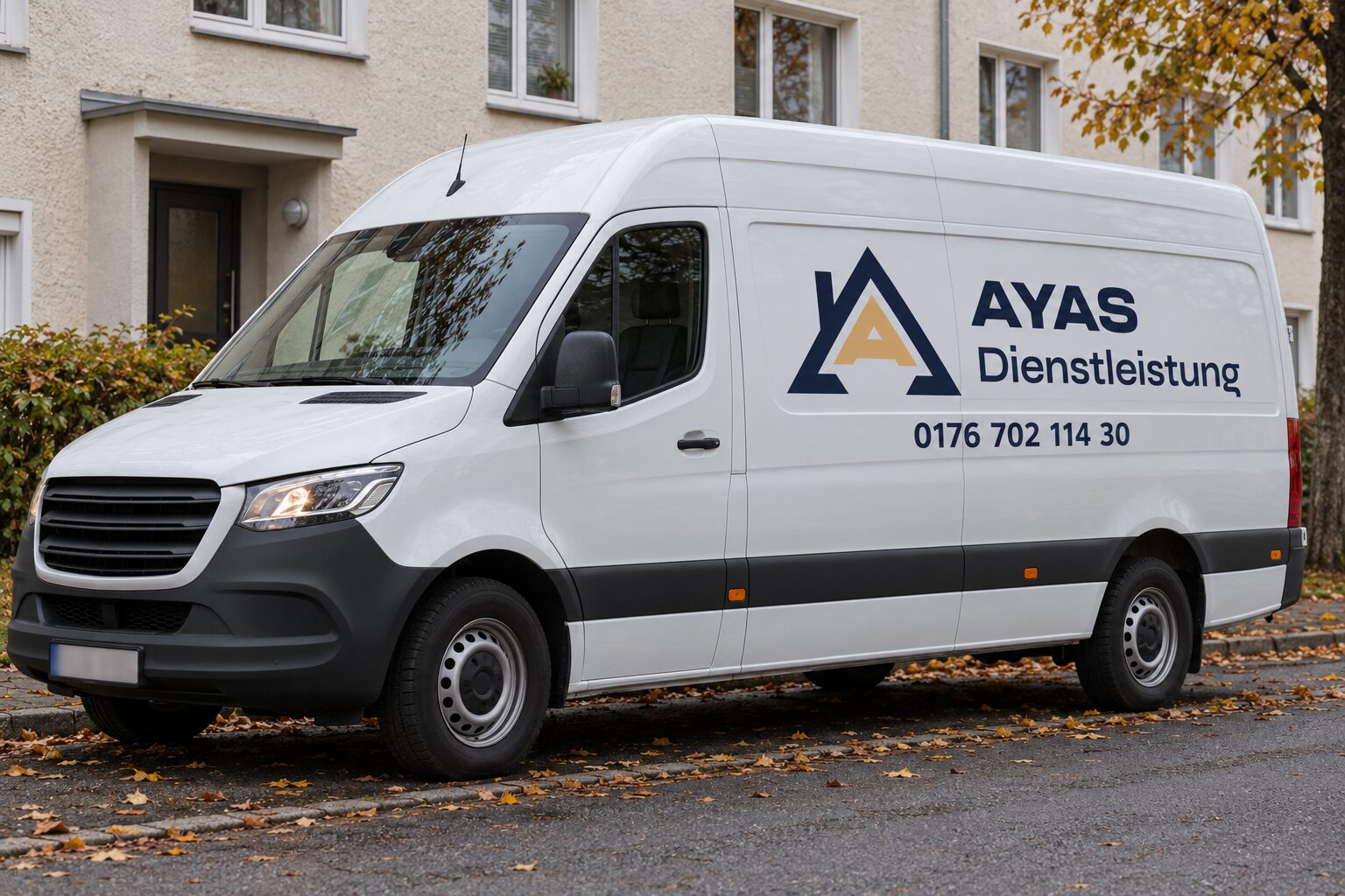 Weißer Transporter mit Beschriftung Ayas Dienstleistung vor einem Mehrfamilienhaus